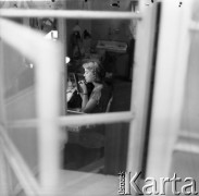 Lata 50. lub 60., Polska.
Aktorka Hanna Zembrzuska w garderobie.
Fot. Irena Jarosińska, zbiory Ośrodka KARTA