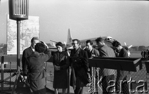 Lata 50. lub 60., Polska.
Powitanie na lotnisku.
Fot. Irena Jarosińska, zbiory Ośrodka KARTA