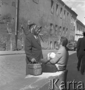 lata 50-te, Warszawa, Polska
Kobiety rozmawiają na ulicy Bednarskiej.
Fot. Irena Jarosińska, zbiory Ośrodka KARTA