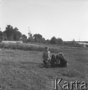 lata 50-te, Warszawa, Polska
Chłopcy odpoczywają w pobliżu Wisły.
Fot. Irena Jarosińska, zbiory Ośrodka KARTA