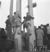 lata 50-te, Warszawa, Polska
Centralny Park Kultury - chłopcy na latarniach
Fot. Irena Jarosińska, zbiory Ośrodka KARTA