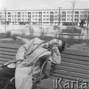 lata 50-te, Warszawa, Polska
Park na Pradze - mężczyzna śpi na ławce.
Fot. Irena Jarosińska, zbiory Ośrodka KARTA