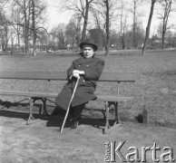 lata 50-te, Warszawa, Polska
Park na Pradze - mężczyzna na ławce.
Fot. Irena Jarosińska, zbiory Ośrodka KARTA