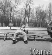 lata 50-te, Warszawa, Polska
Park na Pradze - mężczyzna śpi na ławce.
Fot. Irena Jarosińska, zbiory Ośrodka KARTA
