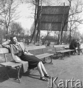 lata 50-te, Warszawa, Polska
Kobieta w parku na Pradze
Fot. Irena Jarosińska, zbiory Ośrodka KARTA