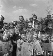 lata 50-te, Warszawa, Polska
Wycieczka szkolna w parku na Pradze
Fot. Irena Jarosińska, zbiory Ośrodka KARTA