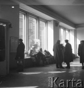 lata 50-te, Warszawa, Polska
Orbis przy Brackiej 16 - klienci w poczekalni.
Fot. Irena Jarosińska, zbiory Ośrodka KARTA