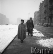 lata 50-te, Warszawa, Polska
Marek Jarosiński (syn Ireny Jarosińskiej) idzie ulicą Smolną.
Fot. Irena Jarosińska, zbiory Ośrodka KARTA