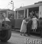 lata 50-te, Warszawa, Polska
Warszawiacy wsiadają do tramwaju na placu Weteranów.
Fot. Irena Jarosińska, zbiory Ośrodka KARTA
