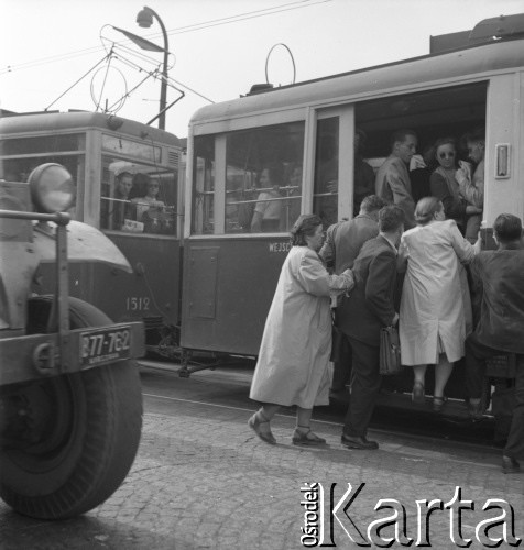 lata 50-te, Warszawa, Polska
Warszawiacy wsiadają do tramwaju na placu Weteranów.
Fot. Irena Jarosińska, zbiory Ośrodka KARTA