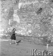 lata 50-te, Warszawa, Polska
Dziewczynka przechodzi obok budynku
Fot. Irena Jarosińska, zbiory Ośrodka KARTA