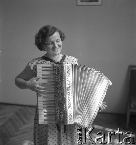 lata 50-te, Warszawa, Polska
Konkurs akordeonistów - kobieta gra na instrumencie.
Fot. Irena Jarosińska, zbiory Ośrodka KARTA