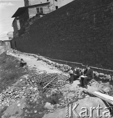 lata 50-te, Warszawa, Polska
Mężczyźni szkicują na ulicy Podwale, pod murami otaczającymi Stare Miasto
Fot. Irena Jarosińska, zbiory Ośrodka KARTA