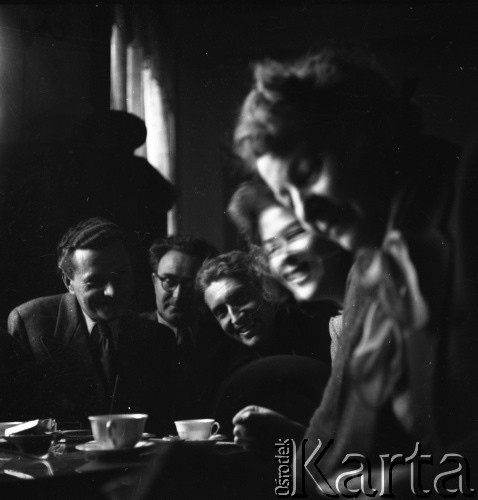 lata 50-te, Warszawa, Polska
Artyści w kawiarni, 1. z prawej Maria Ewa Łunkiewicz-Rogoyska
Fot. Irena Jarosińska, zbiory Ośrodka KARTA