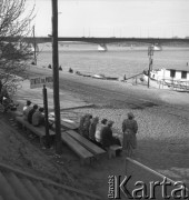lata 50-te, Warszawa, Polska
Przystanek nad Wisłą. Po prawej stronie tabliczka z napisem  