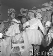 lata 50-te, Warszawa, Polska
Dzieci biorące udział w rewii na lodzie.
Fot. Irena Jarosińska, zbiory Ośrodka KARTA