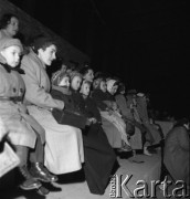lata 50-te, Warszawa, Polska
Rewia na lodzie dla dzieci - publiczność.
Fot. Irena Jarosińska, zbiory Ośrodka KARTA