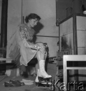 lata 50-te, Warszawa, Polska
Łyżwiarka z rewii na lodzie.
Fot. Irena Jarosińska, zbiory Ośrodka KARTA