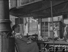 lata 50-te, Warszawa, Polska
Ulica Targowa - kobieta handlująca warzywami.
Fot. Irena Jarosińska, zbiory Ośrodka KARTA