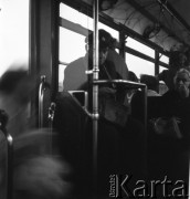 lata 50-te, Warszawa, Polska
W warszawskim tramwaju.
Fot. Irena Jarosińska, zbiory Ośrodka KARTA