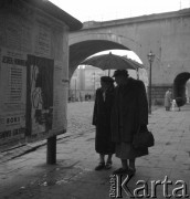 1954, Warszawa, Polska
Ulica Solec - kobiety przy słupie ogłoszeniowym. W głebi widać wiadukt mostu średnicowego.
Fot. Irena Jarosińska, zbiory Ośrodka KARTA