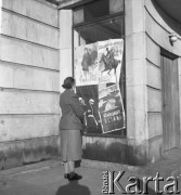1953, Warszawa, Polska
Kobieta ogląda afisze filmowe w oknie kina Praga (przy ul. Jagiellońskiej)
Fot. Irena Jarosińska, zbiory Ośrodka KARTA