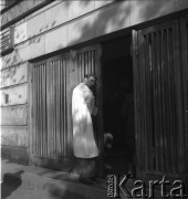 1953, Warszawa, Polska
Mężczyzna przy kinie Praga (przy ul. Karola Wójcika, obecnie ul. Kłopotowskiego)
Fot. Irena Jarosińska, zbiory Ośrodka KARTA