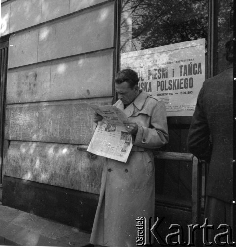 1953, Warszawa, Polska
Mężczyzna czyta gazetę przy kinie Praga (przy ul. Karola Wójcika, obecnie ul. Kłopotowskiego)
Fot. Irena Jarosińska, zbiory Ośrodka KARTA