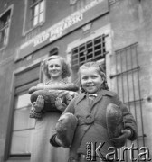 lata 50-te, Krotoszyn, Polska
Kobieta z dziewczynką z bochenkami chleba przed sklepem piekarskim
Fot. Irena Jarosińska, zbiory Ośrodka KARTA