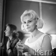 1960, Warszawa, Polska.
Aktorka Lucyna Winnicka w garderobie Teatru Dramatycznego przygotowująca się do roli Niemki w spektaklu 