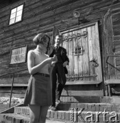 Lata 60., województwo poznańskie, Polska.
Osoby przed drewnianym kościołem.
Fot. Irena Jarosińska, zbiory Ośrodka KARTA