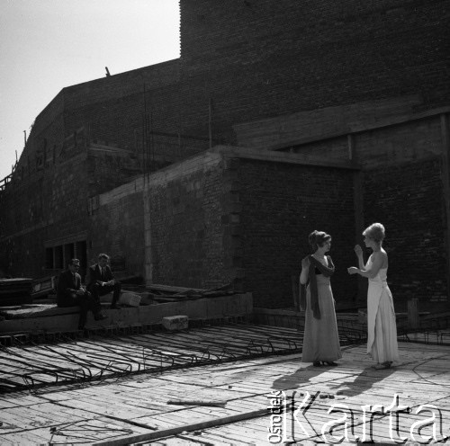 1965-1975, Opole, Polska.
Budowa Teatru Dramatycznego im. Jana Kochanowskiego.
Fot. Irena Jarosińska, zbiory Ośrodka KARTA 
