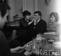 Lata 60., Kraków, Polska.
Imieniny piosenkarki Ewy Demarczyk (z lewej).
Fot. Irena Jarosińska, zbiory Ośrodka KARTA 
