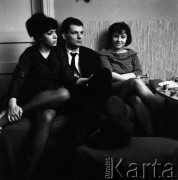 Lata 60., Kraków, Polska.
Imieniny piosenkarki Ewy Demarczyk (z lewej).
Fot. Irena Jarosińska, zbiory Ośrodka KARTA