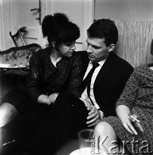 Lata 60., Kraków, Polska.
Imieniny piosenkarki Ewy Demarczyk (z lewej).
Fot. Irena Jarosińska, zbiory Ośrodka KARTA