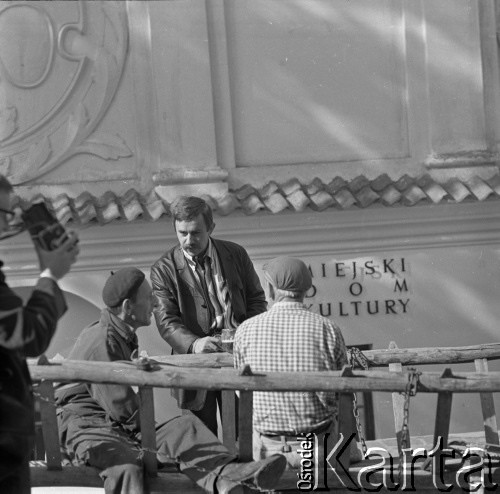1969, Kazimierz Dolny, Polska.
Pisarz, kompozytor, artysta estradowy Kazimierz Grześkowiak. W tle Miejski Dom Kultury.
Fot. Irena Jarosińska, zbiory Ośrodka KARTA