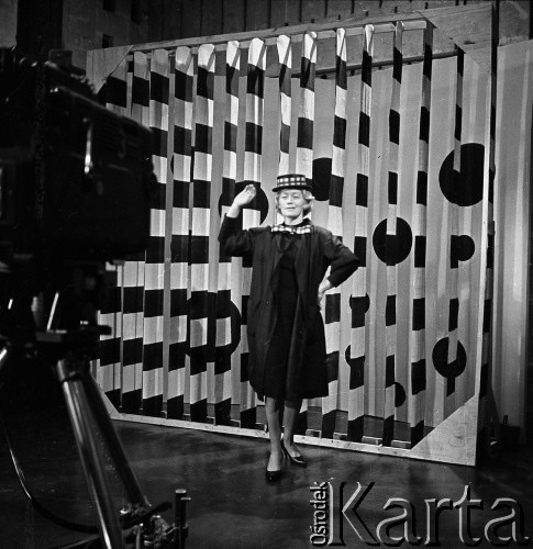 1960, Warszawa, Polska.
Aktorka Alina Janowska na planie zdjęciowym spektaklu telewizyjnego 
