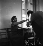 Lata 50. lub 60., Polska.
Próba spektaklu teatralnego.
Fot. Irena Jarosińska, zbiory Ośrodka KARTA