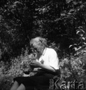 Lata 50. lub 60., Kazimierz Dolny, Polska.
Kobieta.
Fot. Irena Jarosińska, zbiory Ośrodka KARTA