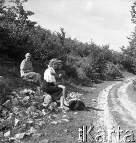 Lata 50. lub 60., Kazimierz Dolny, Polska.
Marek Jarosiński - syn fotografki Ireny Jarosińskiej oraz Zofia Małek - matka Ireny Jarosińskiej.
Fot. Irena Jarosińska, zbiory Ośrodka KARTA