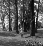 Lata 50. lub 60., Falenica, Polska.
Mężczyzna.
Fot. Irena Jarosińska, zbiory Ośrodka KARTA