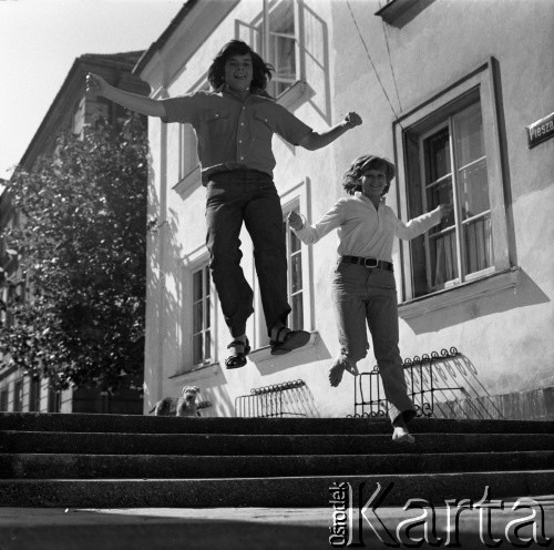 Lata 60. lub 70., Warszawa, Polska.
Młodzi Zachorscy na ulicy Pieszej na Nowym Mieście.
Fot. Irena Jarosińska, zbiory Ośrodka KARTA