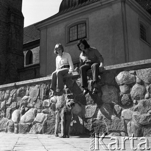 Lata 60. lub 70., Warszawa, Polska.
Młodzi Zachorscy pod kościołem Nawiedzenia Najświętszej Maryi Panny na Nowym Mieście na ulicy Kościelnej.
Fot. Irena Jarosińska, zbiory Ośrodka KARTA