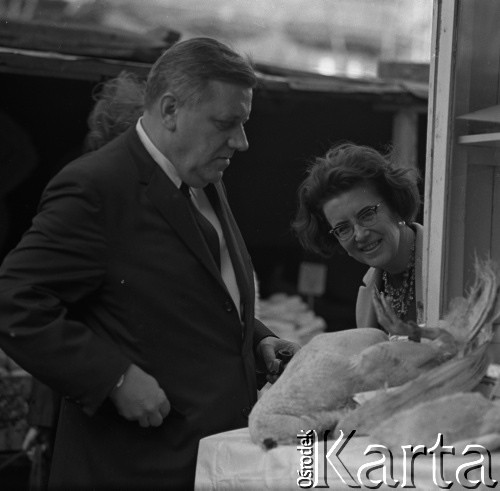 1965-1968, Warszawa, Polska.
Ambasador USA John Gronouski z żoną.
Fot. Irena Jarosińska, zbiory Ośrodka KARTA 
