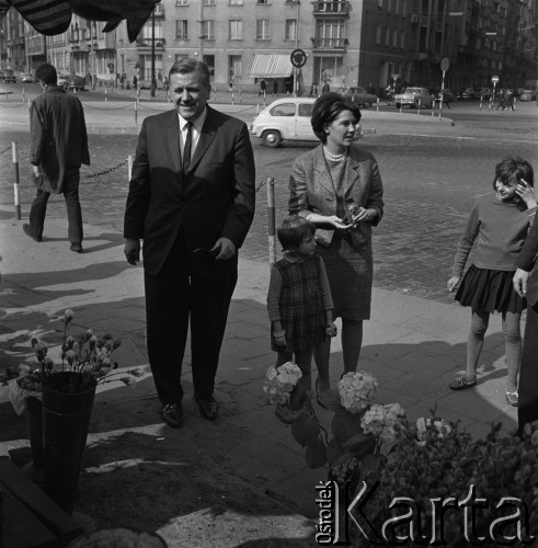 1965-1968, Warszawa, Polska.
Ambasador USA John Gronouski z żoną na Placu Politechniki.
Fot. Irena Jarosińska, zbiory Ośrodka KARTA