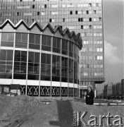 1965-1968, Warszawa, Polska.
Ambasador USA John Gronouski na ulicy Marszałkowskiej pod Rotundą.
Fot. Irena Jarosińska, zbiory Ośrodka KARTA 
