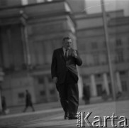 1965-1968, Warszawa, Polska.
Ambasador USA John Gronouski na Placu Teatralnym. W tle Teatr Wielki.
Fot. Irena Jarosińska, zbiory Ośrodka KARTA 
