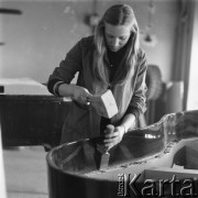 1976, Kalisz, Polska.
Fabryka Fortepianów i Pianin Calisia.
Fot. Irena Jarosińska, zbiory Ośrodka KARTA