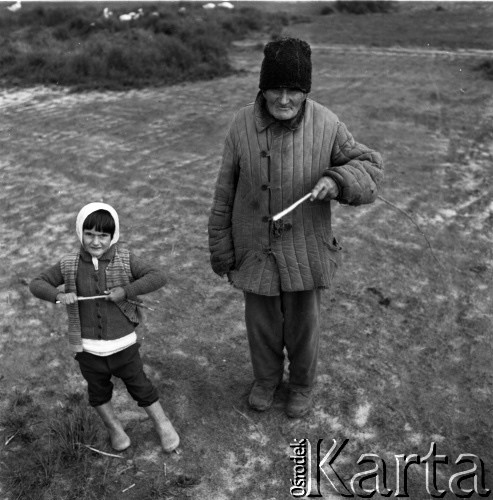 Lata 70., okolice Tarnobrzegu, Polska.
Mężczyzna i chłopiec.
Fot. Irena Jarosińska, zbiory Ośrodka KARTA 
