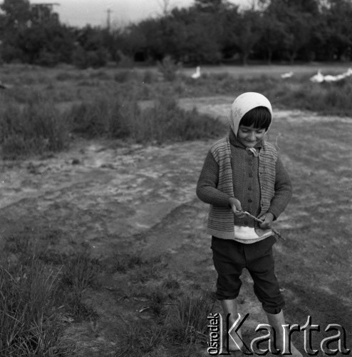 Lata 70., okolice Tarnobrzegu, Polska.
Chłopiec.
Fot. Irena Jarosińska, zbiory Ośrodka KARTA 
